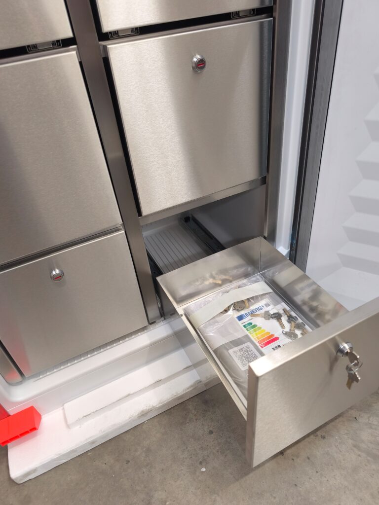 Die untere Schublade bei einem Eisfink Gemeinschaftskühlschrank