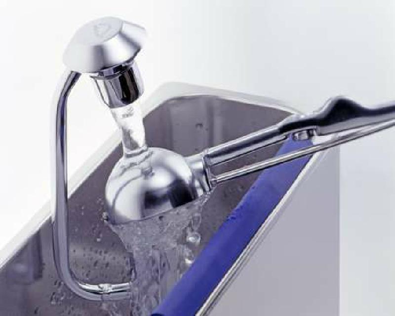 Bild 2: Nordcap Edelstahl-Einbauspüle mit Portionierdusche und Wasserabl